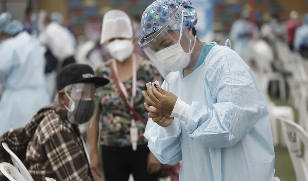 Adultos serán inmunizados con las dosis de Pfizer. Foto: Antonio Melgarejo / La República