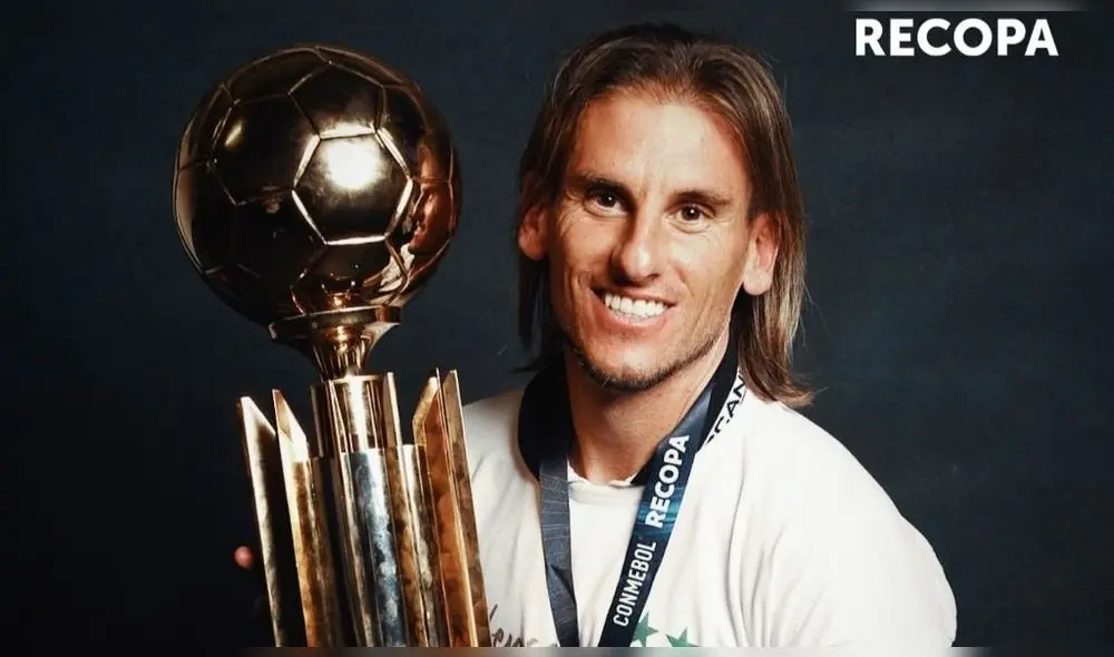 Beccacece y su primer título como entrenador: la Recopa Sudamericana. Foto: Conmebol