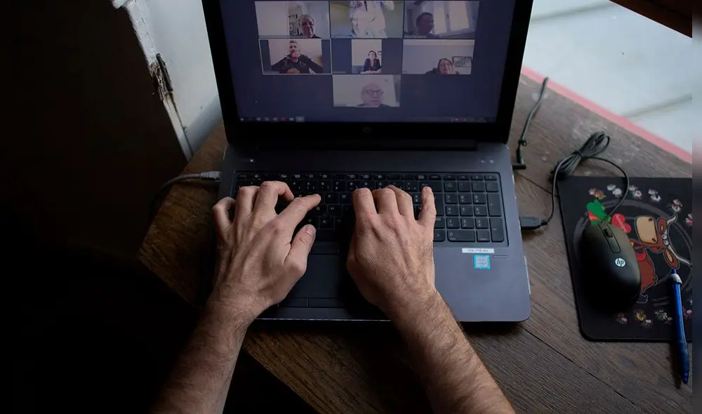 El informe se refiere al teletrabajo como esencial para limitar la propagación del virus. Foto: AFP