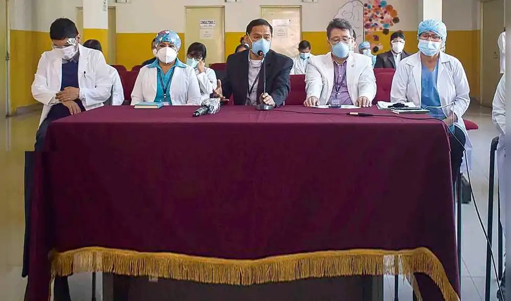 Desesperación. Los médicos llevan la carga de la explosión de casos COVID. La avalancha de contagios se cortará cuando la población sea consciente, dijeron.