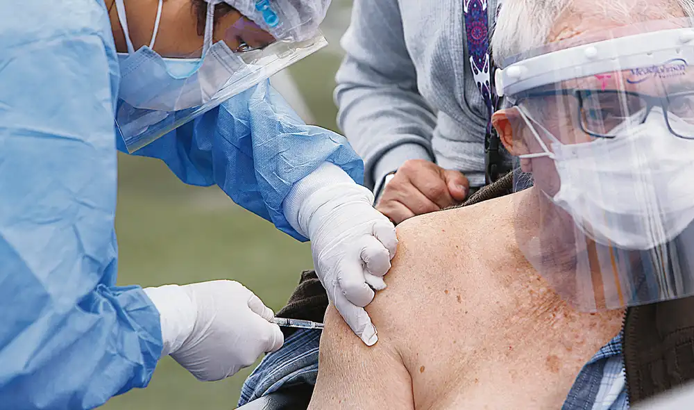 Su turno. Este viernes se aplicará la primera dosis de Pfizer a los adultos mayores de 70 años, en estricto orden. Foto: Marco Cotrina / La República Su turno. Este viernes se aplicará la primera dosis de Pfizer a los adultos mayores de 70 años, en estricto orden. Foto: Marco Cotrina / La República
