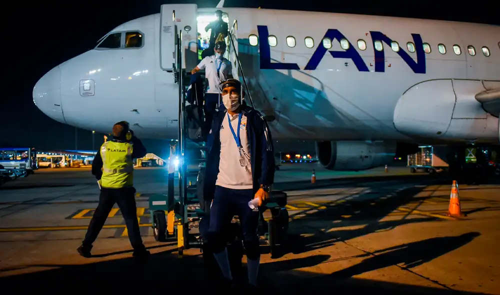 El plantel arribó en vuelo chárter a tierras argentinas. Foto: Twitter Sporting Cristal