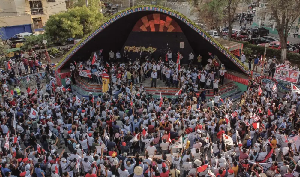 Pedro Castillo realizó un mitin en el parque Miguel Cortés en Piura y no se respetó el distanciamiento social pese a la pandemia de COVID-19. Foto: Aldair Mejía/ La República Pedro Castillo realizó un mitin en el parque Miguel Cortés en Piura y no se respetó el distanciamiento social pese a la pandemia de COVID-19. Foto: Aldair Mejía/ La República