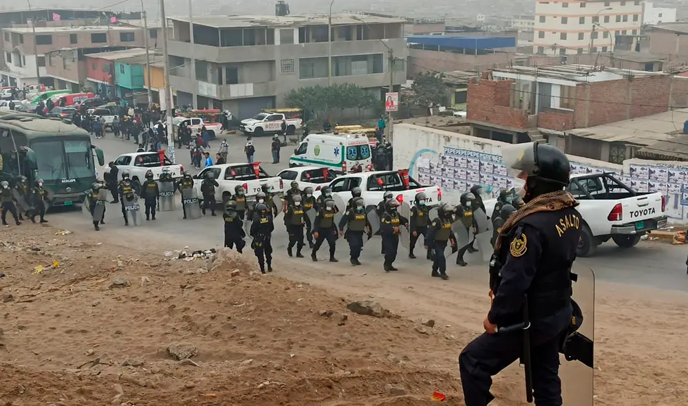 Alrededor de 500 efectivos llegaron a la zona para proceder con el desalojo en Villa El Salvador. Foto: Deysi Portuguez / URPI-LR