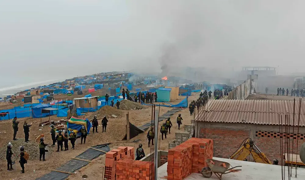 A las 7.10 a. m., la PNP empezó a subir para replegar a los invasores. Foto:  Deysi Portuguez / URPI-LR