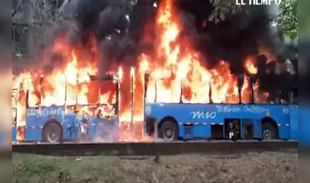 Bus quemado durante los disturbios ocurridos en Cali, Colombia. Foto: captura video/El Tempo Bus quemado durante los disturbios ocurridos en Cali, Colombia. Foto: captura video/El Tempo