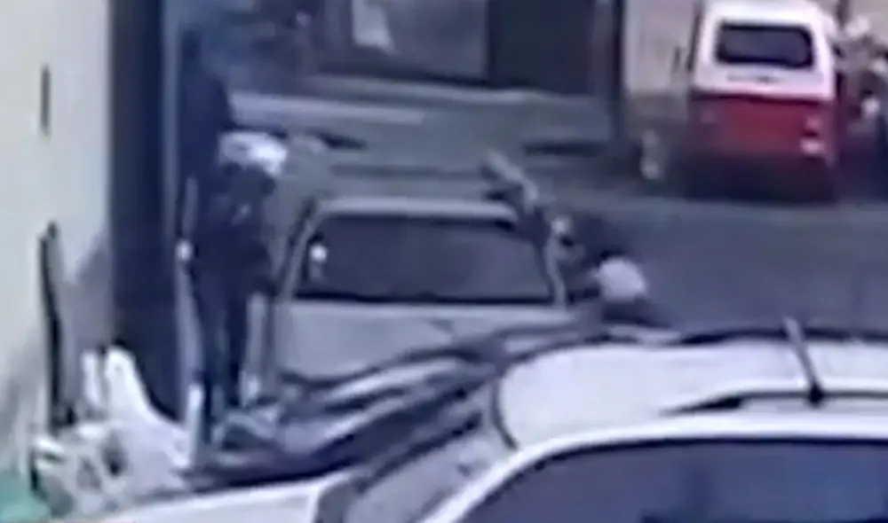 Cada delincuente se posicionó en una ventana para evitar la huida del recaudador. Foto: captura de América noticias Cada delincuente se posicionó en una ventana para evitar la huida del recaudador. Foto: captura de América noticias