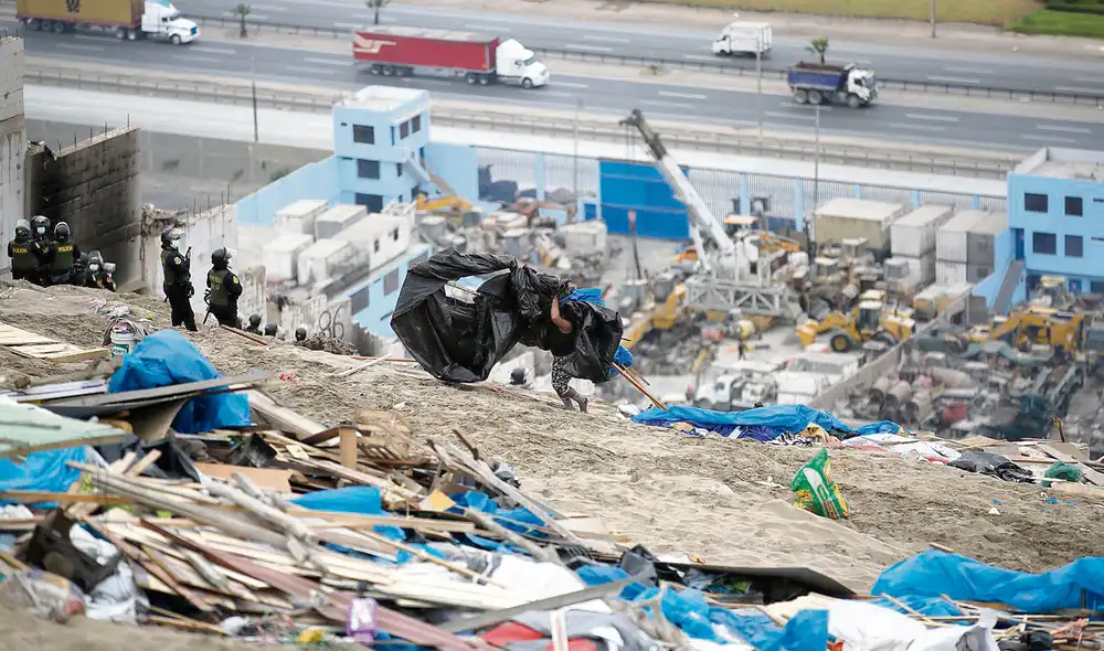 Retirados. La policía actuó por la fuerza luego de agotar las negociaciones en el lugar. Foto: Andina Retirados. La policía actuó por la fuerza luego de agotar las negociaciones en el lugar. Foto: Andina