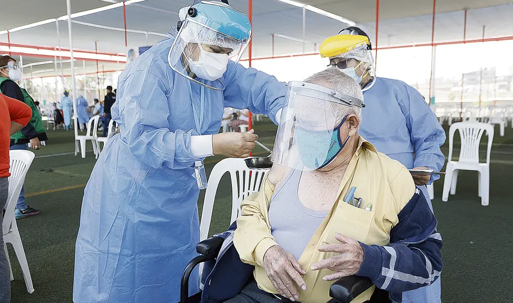 Buenas noticias. Familias esperaron hasta la noche para confirmar vacunación de sus abuelos. Foto: Antonio Melgarejo/La República