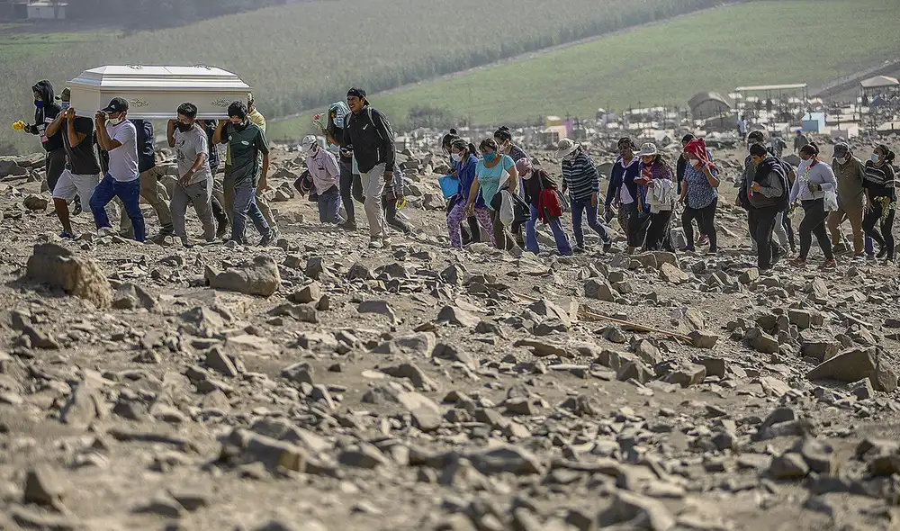 Dolor. En abril se registró un aumento de decesos de más del 50% en comparación con marzo. No se suma la cifra del Sinadef. Foto: Aldair Mejía/La República Dolor. En abril se registró un aumento de decesos de más del 50% en comparación con marzo. No se suma la cifra del Sinadef. Foto: Aldair Mejía/La República