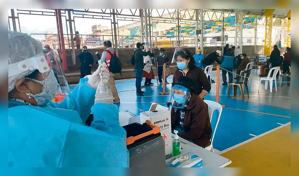 Vacunación. Ancianos reciben dosis de Pfizer en Cusco.