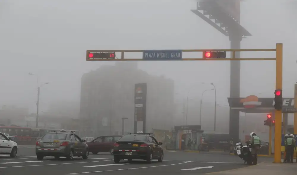 Neblina intensa se percibió en la capital. Foto: Carlos Felix / La República
