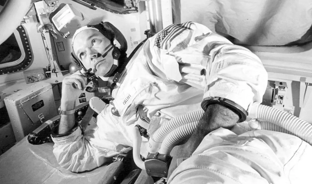 Michael Collins entrenando para la misión en el simulador del módulo de comando Apollo. Foto: NASA