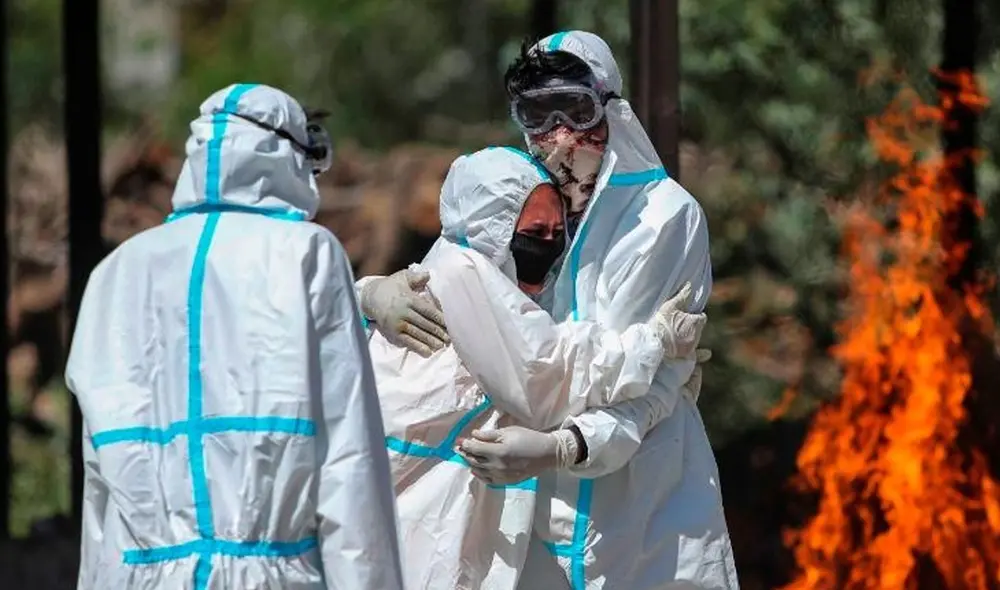 En India, las cremaciones se realizan de manera masiva en lugares improvisados debido a la gran cantidad de muertes por la pandemia. Foto: CNN