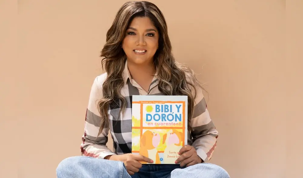 La cantautora y narradora Zhenna Luque con su primer libro de cuentos para niños, que trata de dos perritos en tiempos de pandemia.
