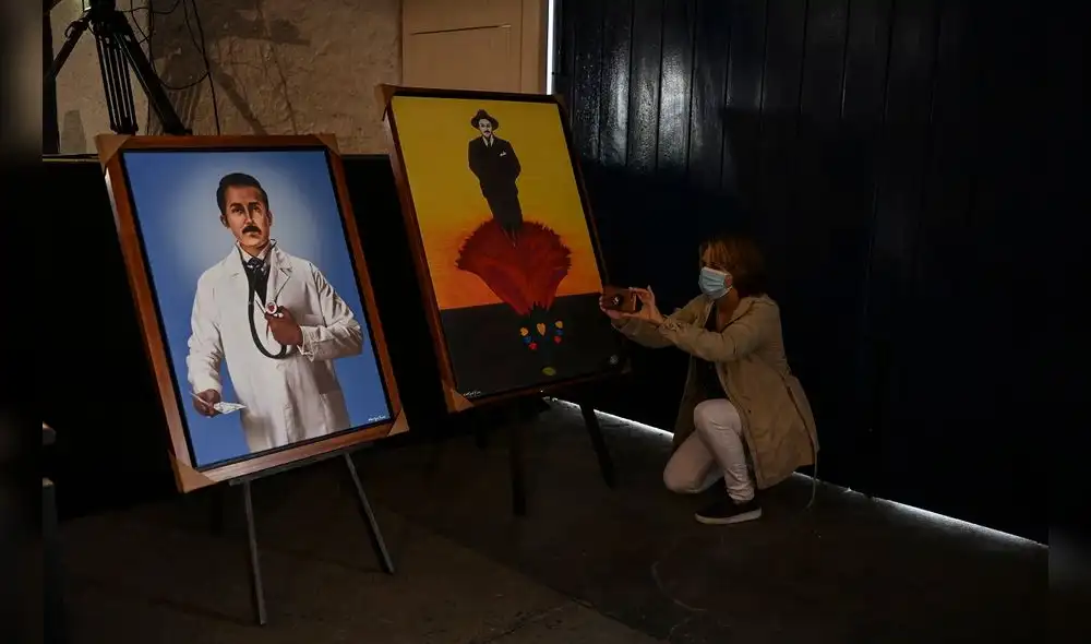 Una mujer toma fotografías a cuadros con la imagen del Dr. José Gregorio Hernández en el Colegio La Salle durante los preparativos para la ceremonia de beatificación. Foto: AFP Una mujer toma fotografías a cuadros con la imagen del Dr. José Gregorio Hernández en el Colegio La Salle durante los preparativos para la ceremonia de beatificación. Foto: AFP