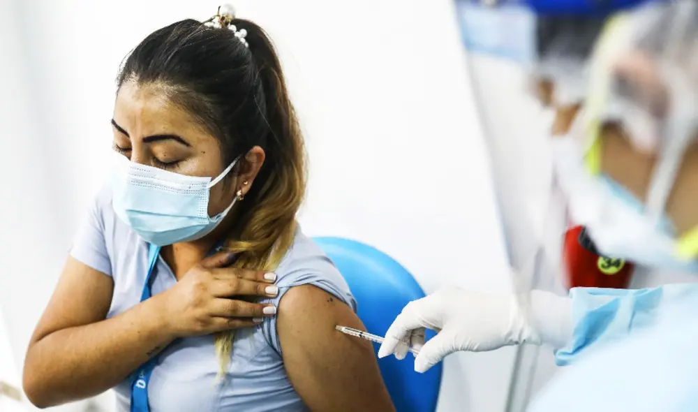 Los efectos positivos de la vacunación contra la COVID-19 siempre se sobrepondrán a los riesgos secundarios. Foto: Aldair Mejía / La República