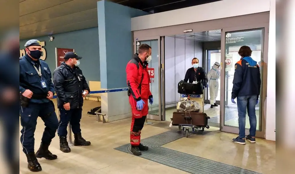 Entre India y los Emiratos, uno de los corredores aéreos más transitados del mundo, se han cancelado unos 300 vuelos comerciales semanales. Foto: AFP