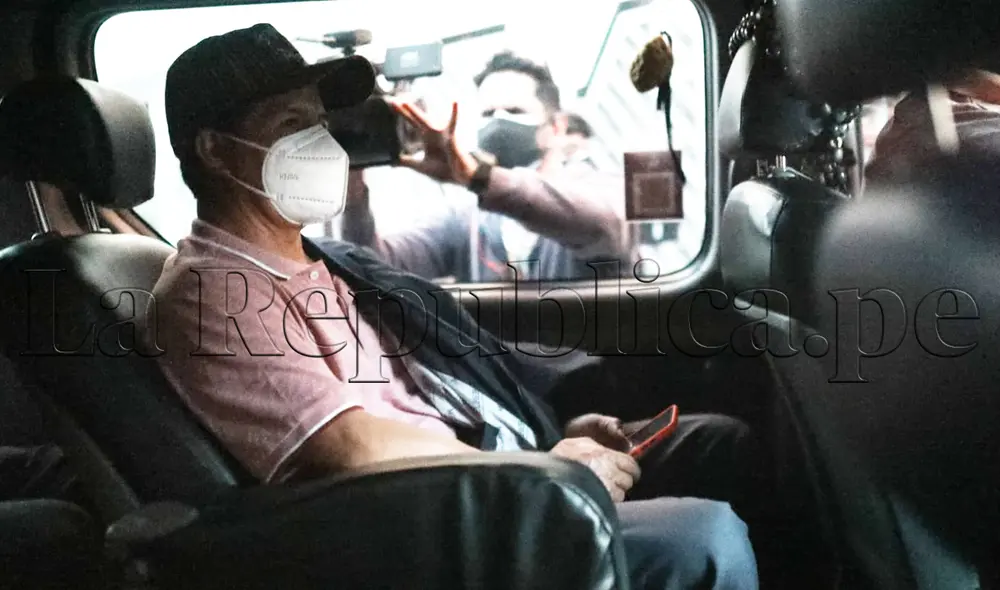 El candidato Pedro Castillo sale del laboratorio y se dirigió a la Clínica La Luz. Foto: Aldair Mejía/La República