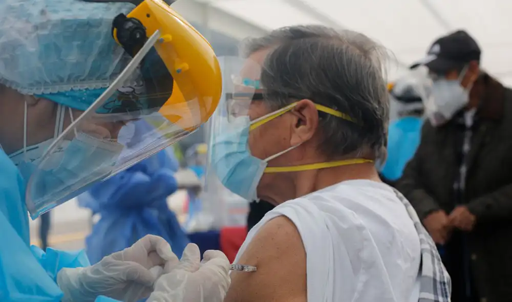 La vacunación de mayores de 70 años empezará en 50 distritos de Lima Metropolitana y Callao. Foto: Carlos Contreras / La República La vacunación de mayores de 70 años empezará en 50 distritos de Lima Metropolitana y Callao. Foto: Carlos Contreras / La República