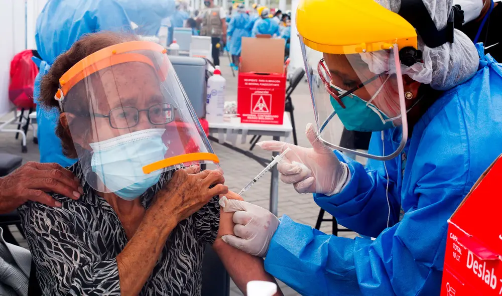 Los adultos mayores podrán consultar su turno de vacunación en Pongo el Hombro usando su DNI. Foto: Carlos Contreras / Grupo La República