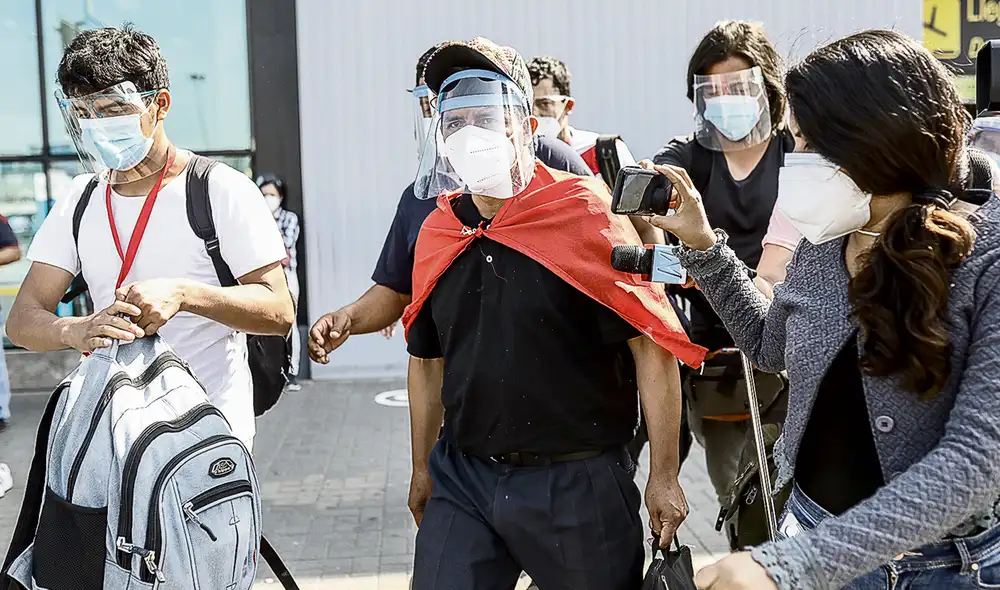 El dato. Pedro Castillo se pasó toda la tarde en una clínica en Lima. Una faringitis lo alejó de la contienda por unas horas, cuando sus oponentes le exigen debatir sus propuestas. Foto: Aldair Mejía / La República