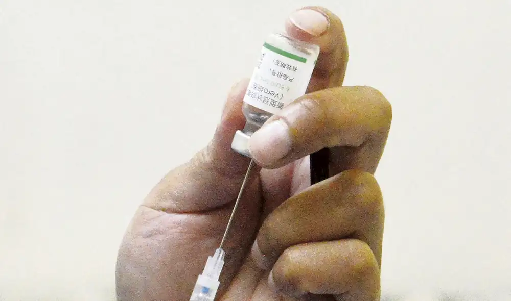 Dosis. El fármaco ha sido aplicado a los profesionales de primera línea en el Perú. Foto: AFP Dosis. El fármaco ha sido aplicado a los profesionales de primera línea en el Perú. Foto: AFP