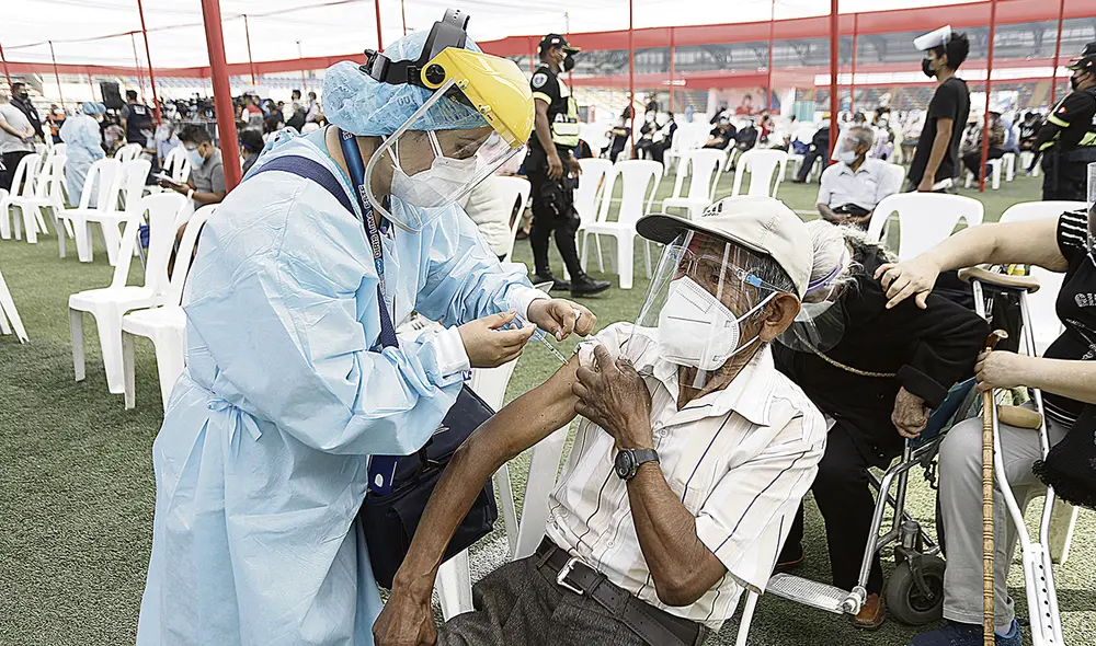 Una inyección de fe. Con la llegada de más de 3 millones de dosis en mayo se dará paso a la vacunación masiva en Lima y Callao y también en las regiones. Foto: Antonio Melgarejo/La República