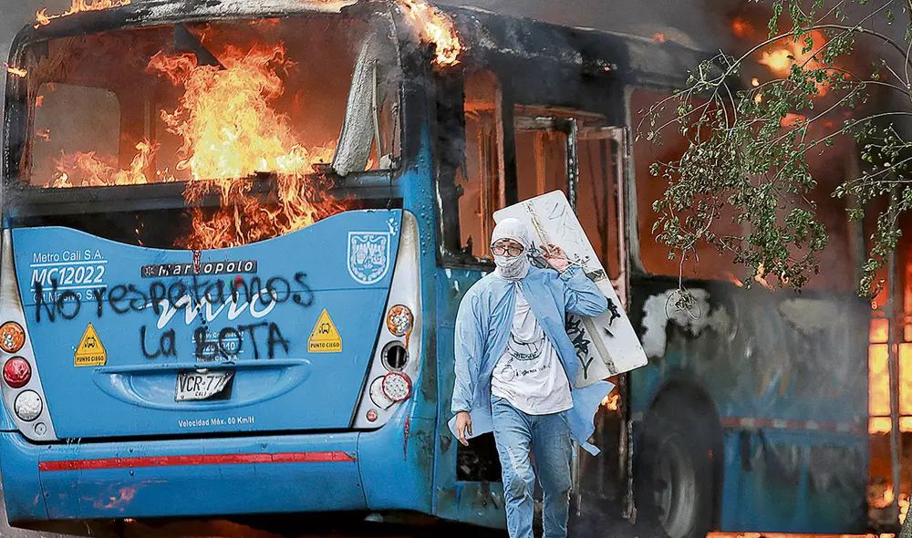 Condena. El Gobierno de Duque criticó la violencia con la que actuaron algunos manifestantes. Foto: AFP