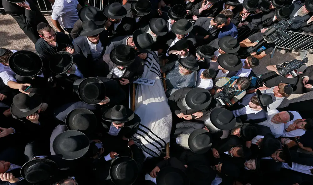 Los ultraortodoxos despidieron a las víctimas fatales en la ceremonia de este viernes 30 de abril en Israel. Foto: AFP