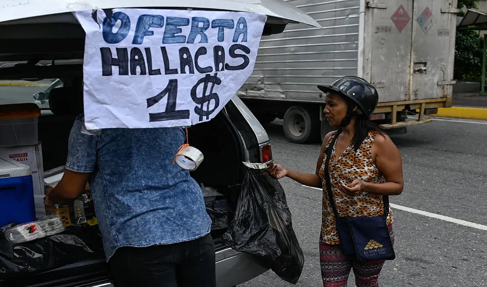 Cada vez se usan más los dólares en Venezuela, sea para conocer el precio en bolívares o directamente para adquirir todo tipo de mercancías. Foto: AFP Cada vez se usan más los dólares en Venezuela, sea para conocer el precio en bolívares o directamente para adquirir todo tipo de mercancías. Foto: AFP