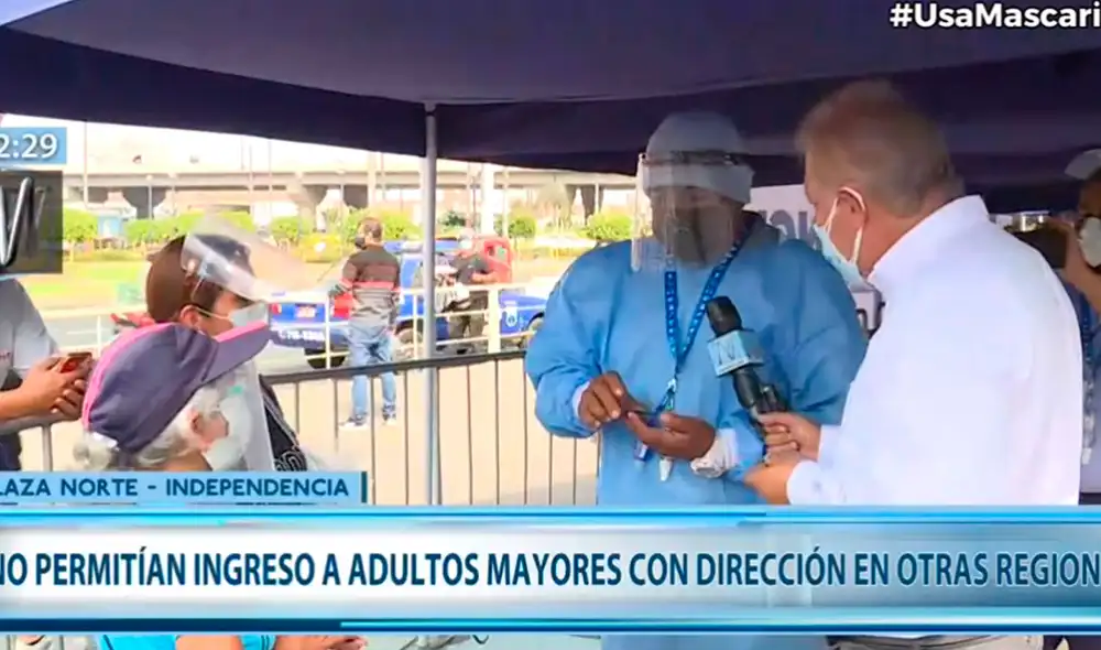 El comunicador pedía explicación al impedimento de entrada de la anciana tras denegarse su pase por ser de otra región. Foto: captura/Canal N El comunicador pedía explicación al impedimento de entrada de la anciana tras denegarse su pase por ser de otra región. Foto: captura/Canal N