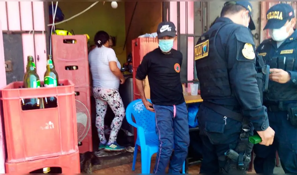 Personas se encontraban consumiendo bebidas alcohólicas en un bar clandestino. Foto: PNP Personas se encontraban consumiendo bebidas alcohólicas en un bar clandestino. Foto: PNP