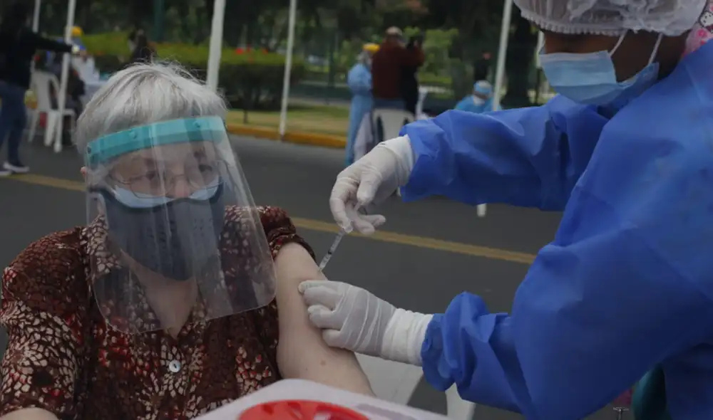 Mujer recibe la primera dosis de Pfizer en el Campo de Martes. Carlos Félix / La República
