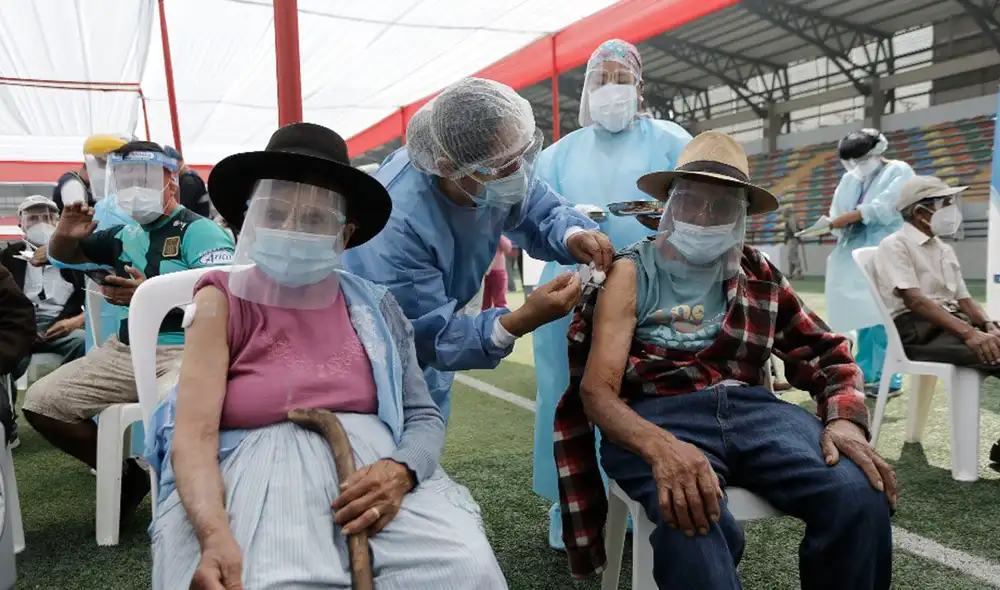 Inoculaciones iniciaron el lunes 8 de marzo con dosis de Pfizer. Foto: Carlos Contreras/La República
