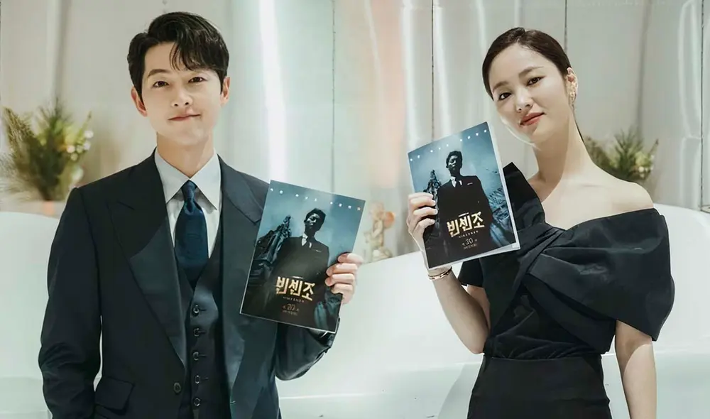 Los protagonistas de Vincenzo sostienen el libreto del capítulo 20, final del drama. Foto: tvN