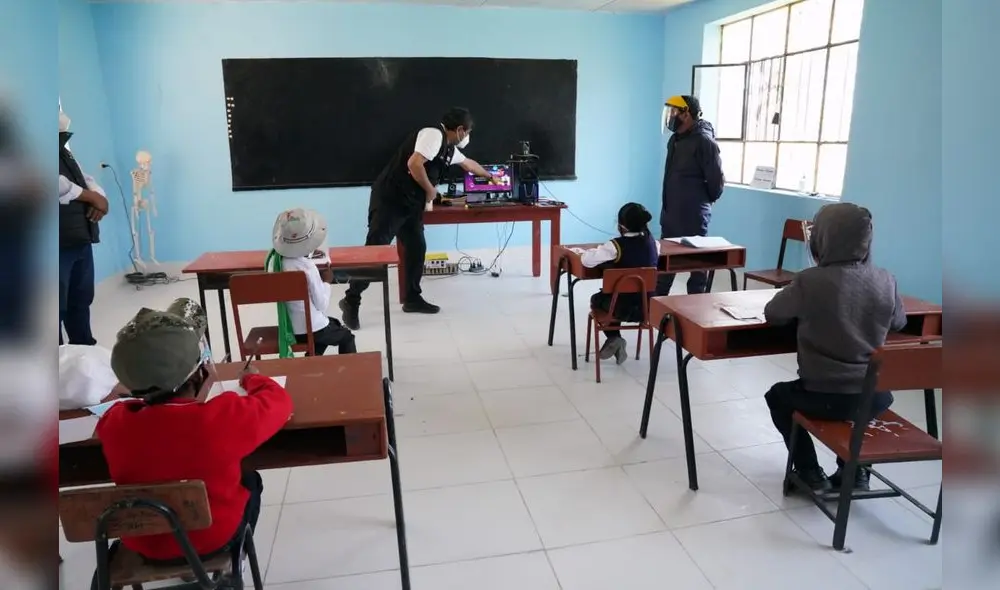 Ministro Cuenca llegó hasta la provincia arequipeña de Castilla. Foto: Minedu Ministro Cuenca llegó hasta la provincia arequipeña de Castilla. Foto: Minedu