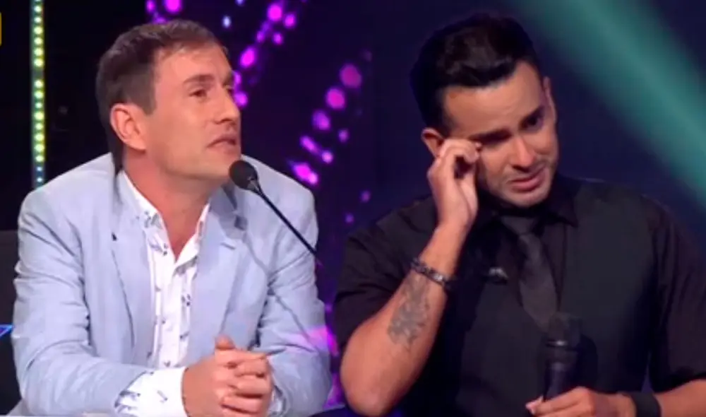 El joven caracterizador rememoró episodios con sus padres tras su presentación de "Se supone". Foto: captura/Latina El joven caracterizador rememoró episodios con sus padres tras su presentación de "Se supone". Foto: captura/Latina