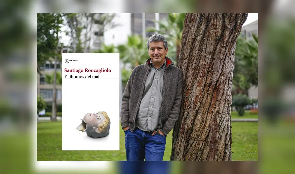 Santiago Roncagliolo en un parque de Lima. Al lado, portada de su nueva novela. Fotografía: La República. Santiago Roncagliolo en un parque de Lima. Al lado, portada de su nueva novela. Fotografía: La República.