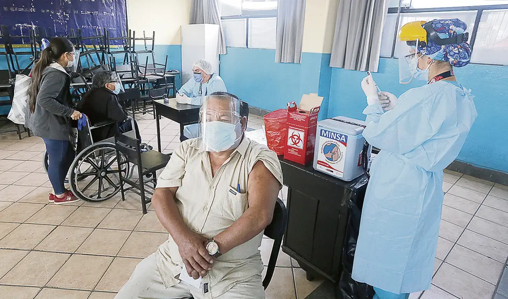 Un año después. Los adultos mayores de 70 años acudieron a los vacunatorios dispuestos en Lima y Callao para recibir su primera dosis contra el COVID-19. Foto: Félix Contreras/La República Un año después. Los adultos mayores de 70 años acudieron a los vacunatorios dispuestos en Lima y Callao para recibir su primera dosis contra el COVID-19. Foto: Félix Contreras/La República