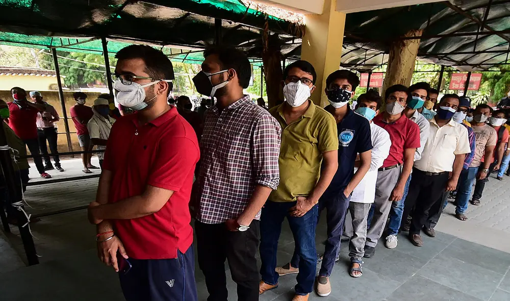 India trata de adelantar su proceso de vacunación en medio del alza de coronavirus. Foto: AFP India trata de adelantar su proceso de vacunación en medio del alza de coronavirus. Foto: AFP