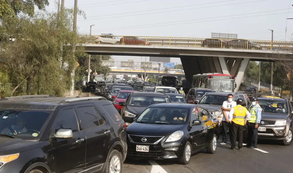 Enormes filas para el ingreso de vehículos en Santiago de Surco. Foto: Carlos Félix / La República