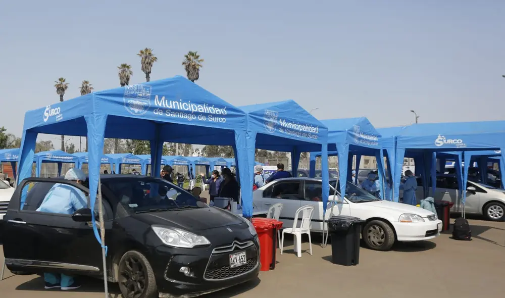 Largas colas para entrar a vacunacar de Jockey Plaza. Foto: Carlos Félix / La República