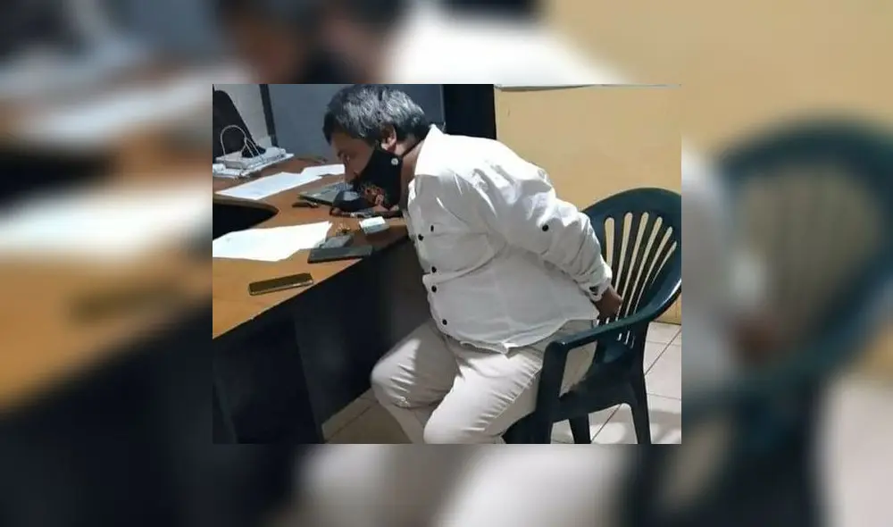 Al final la autoridad edil terminó esposado con las manos hacia atrás y sentado en una silla. Foto: cortesía