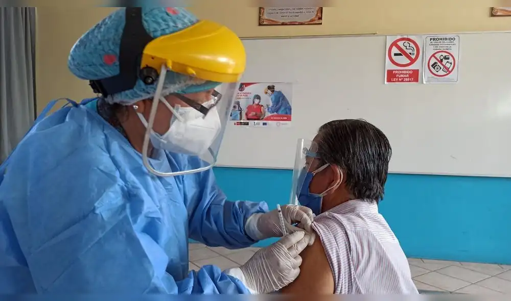 Adultos mayores de 70 años recibieron dosis de Pfizer. Foto: Gianella Aguirre/URPI - LR Adultos mayores de 70 años recibieron dosis de Pfizer. Foto: Gianella Aguirre/URPI - LR