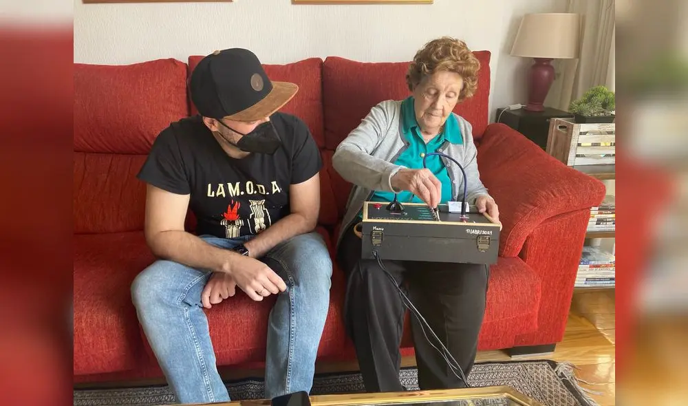 “Le da poder y construye puentes de comunicación con el resto de sus nietos que no tienen la suerte de vivir cerca”, afirma el creador del dispositivo. Foto: Twitter