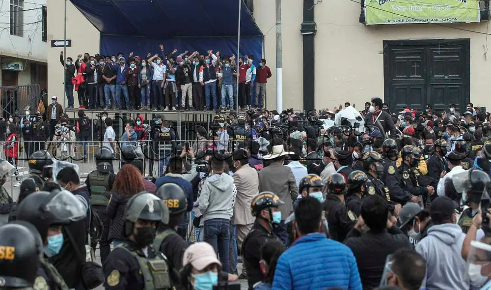 Registran aglomeraciones en la Plaza de Armas de Chota debido al debate presidencial. Foto: Aldair Mejía / La República Registran aglomeraciones en la Plaza de Armas de Chota debido al debate presidencial. Foto: Aldair Mejía / La República