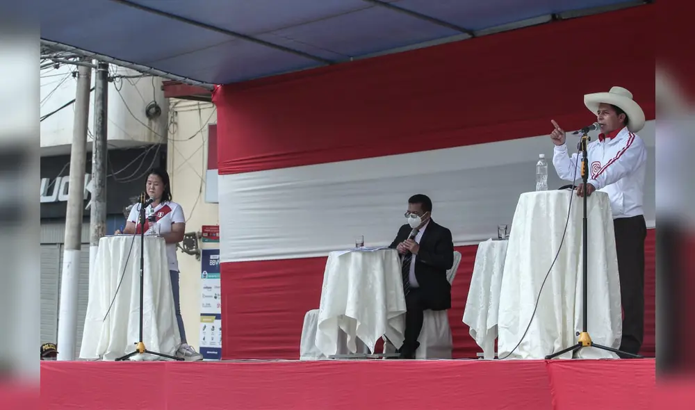 El debate tuvo lugar en la Plaza de Armas de Chota, a pedido de Pedro Castillo. Foto: Aldair Mejía/La República El debate tuvo lugar en la Plaza de Armas de Chota, a pedido de Pedro Castillo. Foto: Aldair Mejía/La República