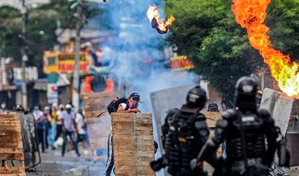 En Medellín, los ciudadanos salieron a las calles para rechazar el proyecto de reforma tributaria del gobierno, el 1 de mayo de 2021. Foto: AFP