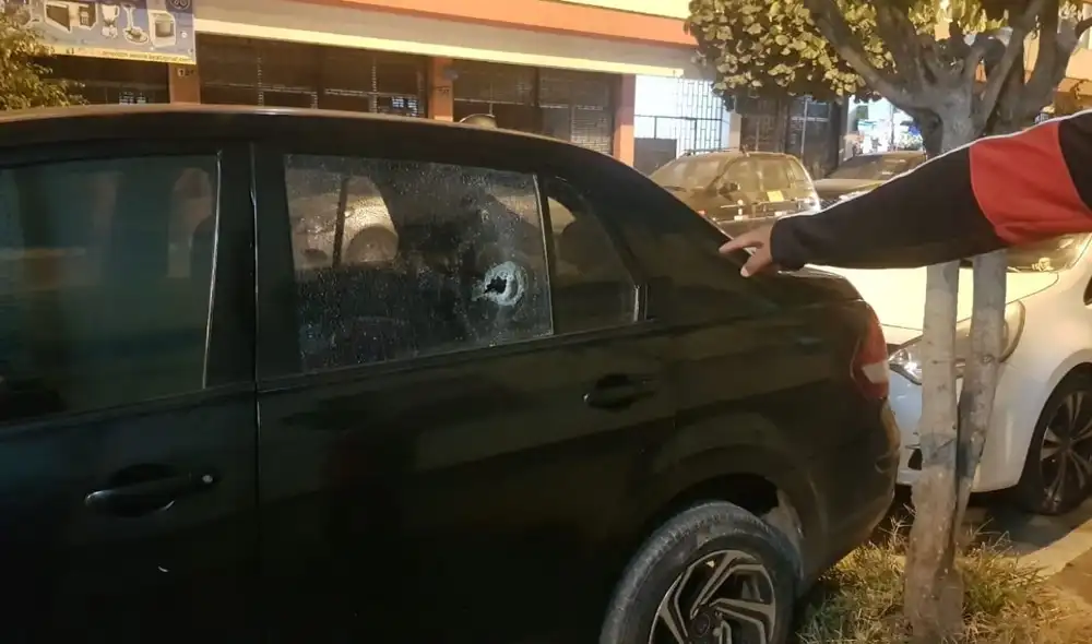 La bala penetró la ventana trasera del lado izquierdo del vehículo. Foto: Deysi Portuguez/URPI-LR